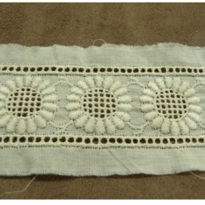 BRODERIE ANGLAISE vintage écru entre deux 5 cm / hauteur de broderie 3 cm