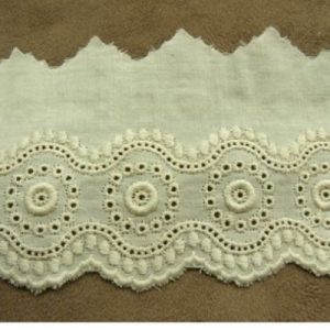 BRODERIE ANGLAISE VINTAGE écru 6 cm/ hauteur de broderie 3.5 cm