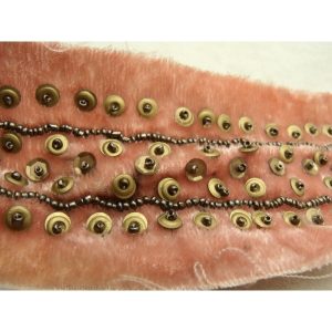 ruban velours saumon brodé avec perles rondes et oeillet métal bronze 7 cm