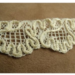 broderie VINTAGE écru et blanche en 3D 3 cm