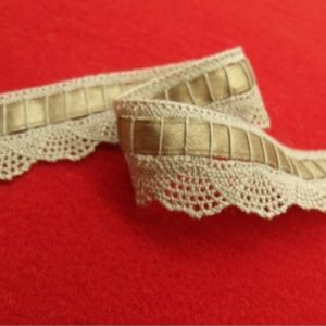 Ruban Fine Broderie Motif Dentelle Taupe 20 mm