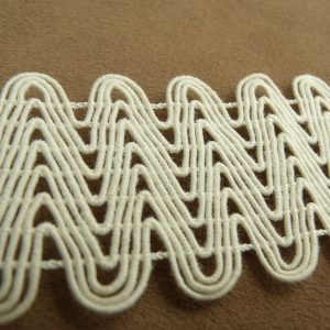 ruban fantaisie blanc cassé sur fil coton 4