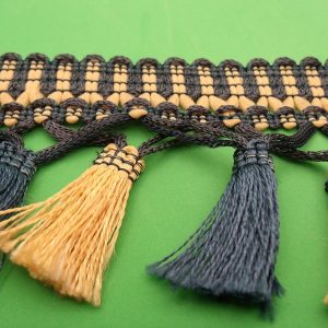 ruban bleu et beige avec pompon