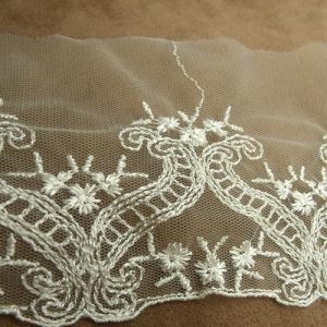 broderie sur tulle blanc 10 cm /hauteur de broderie:6 cm