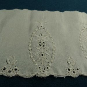 broderie sur soie blanc cassé 8 cm /hauteur de broderie 6 cm