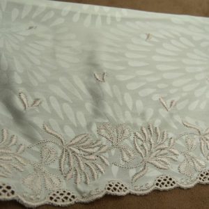 broderie rose sur satin blanc 14 cm