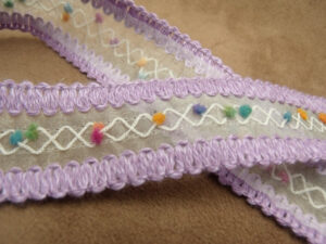 ruban fantaisie violet petit pompon multicolore sur organza