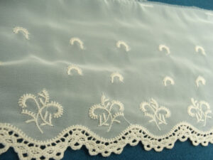 broderie beige clair sur voile de coton