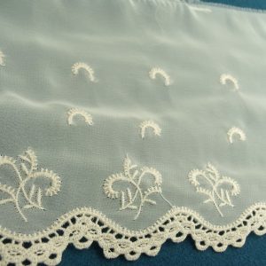 broderie beige clair sur voile de coton