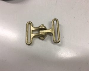 attache métalique doré longueur 5 cm /largeur 4 cm