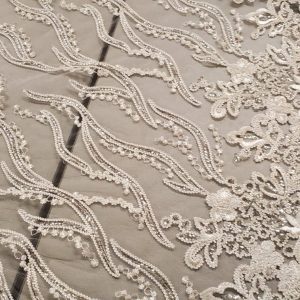 dentelle en laize brodée festonnée sur les 2 côtés blanc cassé 1m30 de largeur