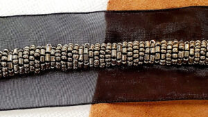 NOUVEAU ruban perlé argent vieilli sur base organza pouvant être passepoil