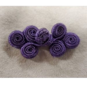 BOUTON BRANDEBOURG VIOLET longueur 5.5 cm sur largeur de,2.5 cm