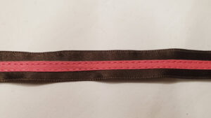 NOUVEAU ruban fantaisie fushia cousu sur fond marron 1.5 cm