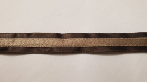 NOUVEAU ruban fantaisie beige cousu sur fond marron 1.5 cm