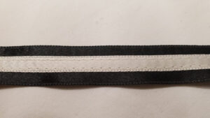 NOUVEAU ruban fantaisie blanc cousu sur fond marron 1.5 cm