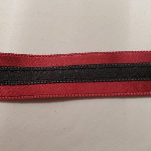 NOUVEAU ruban fantaisie noir cousu sur fond bordeaux 1.5 cm