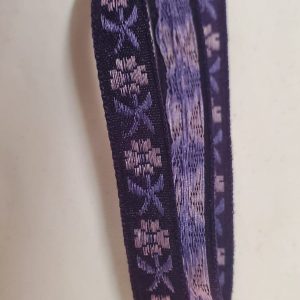 NOUVEAU ruban fantaisie à fleurs violet sur fond parme