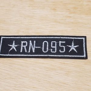Ecusson thermocollant noir brodé lurex argent largeur 11 cm / hauteur 3 cm
