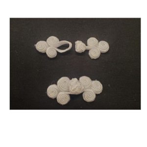 bouton brandebourg blanc , longueur 4 cm / largeur 2 cm