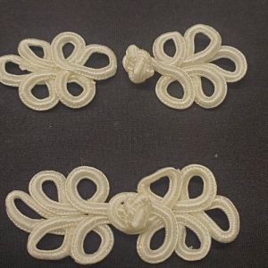 bouton brandebourg blanc / longueur 7 cm - largeur 3 cm