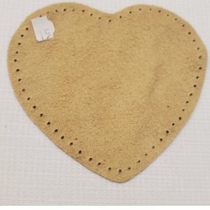 PETITE COUDIERE SIMILI DAIM MOTIF COEUR LARGEUR 10 CM /HAUTEUR 10 CM