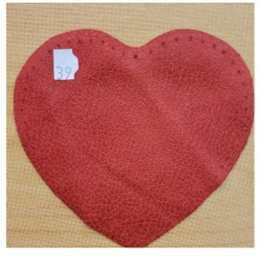 PETITE COUDIERE POLYESTER/ MOTIF COEUR LARGEUR 10 CM /HAUTEUR 10 CM