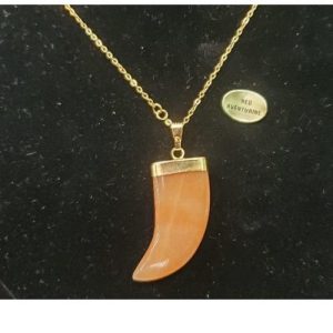 Collier avec chainette métal doré motif corne en pierre naturelle red aventurine