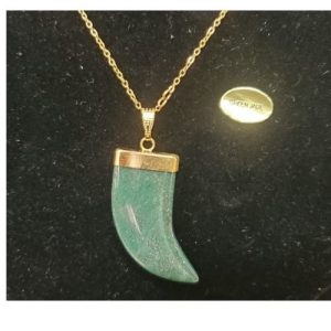 Collier avec chainette métal doré motif corne en pierre naturelle green jade