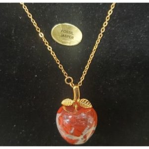 Collier avec chainette métal doré motif pomme en pierre naturelle fossil jasper