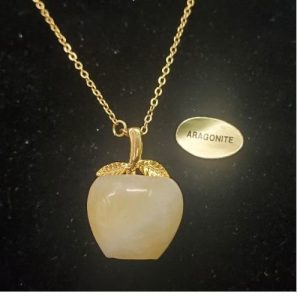 Collier avec chainette métal doré motif pomme en pierre naturelle aragonite