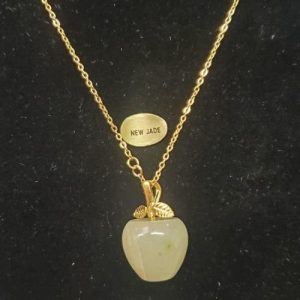 Collier avec chainette métal doré motif pomme en pierre naturelle new jade