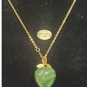 Collier avec chainette métal doré motif pomme en pierre naturelle africa jade