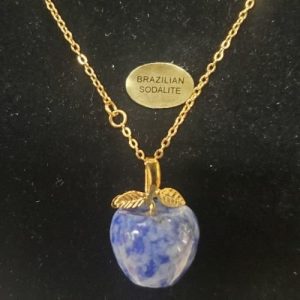Collier avec chainette métal doré motif pomme en pierre naturelle brazilian sodalite