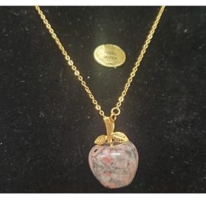 Collier avec chainette métal doré motif pomme en pierre naturelle fossil japser
