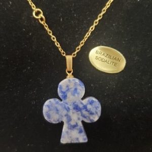Collier avec chainette métal doré motif trefle en pierre naturelle brazilian sodalite