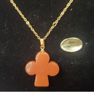 Collier avec chainette métal doré motif trefle en pierre naturelle red aventurine