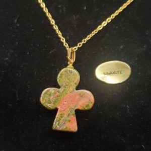 Collier avec chainette métal doré motif trefle en pierre naturelle unakite