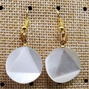 paire de boucle d'oreille en triangle dans un cercle symbole de force blanc