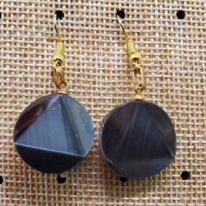 paire de boucle d'oreille en triangle dans un cercle symbole de force noir