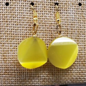 paire de boucle d'oreille en triangle dans un cercle symbole de force jaune