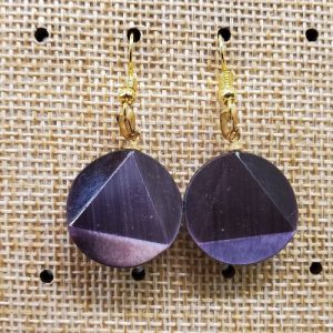 paire de boucle d'oreille en triangle dans un cercle symbole de force violet