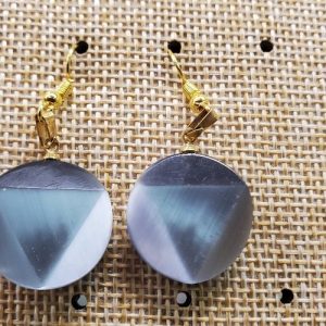 Paire de boucle d'oreille en triangle dans un cercle symbole de force gris antracide