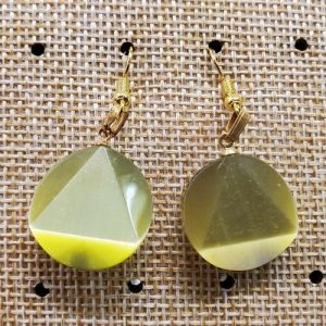 paire de boucle d'oreille en triangle dans un cercle symbole de force vert pomme