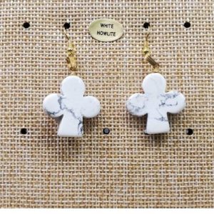 paire de boucle d'oreille en trèfle pendentif WHITE HOWLITE en pierre naturelle