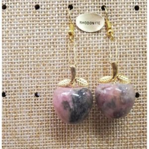 paire de boucle d'oreille motif pomme pendentif en pierre naturelle et pierre semi précieuse rhodonite