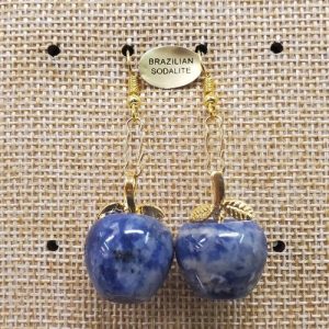paire de boucle d'oreille motif pomme pendentif en pierre naturelle et pierre semi précieuse brazilian sodalite