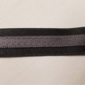 ruban fantaisie gris cousu sur fond noir 15 mm