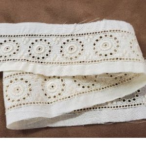 broderie anglaise écru largeur total 5.5cm / hauteur de broderie 2.5 cm