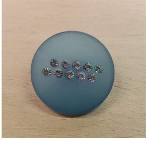 bouton incrusté de petits strass 28 mm